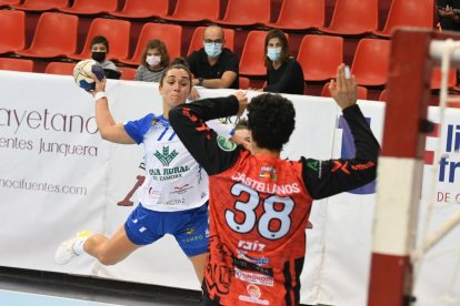 Amaia trata de superar a Castellanos en un partido anterior. / V. G. de GARIBAY