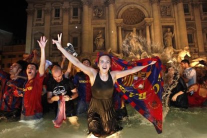 Aficionados azulgrana celebran la final de liga de campeones de 2009 en la Fontana di Trevi.-MIGUEL LORENZO