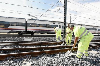 Obras en las vías del AVE a su paso por Valladolid-El Mundo