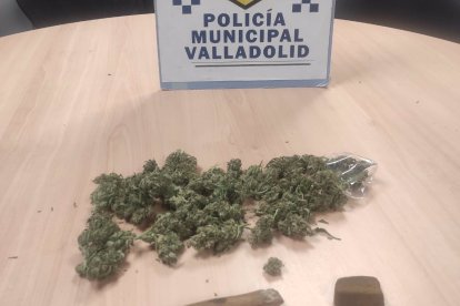 Foto de las drogas y el arma blanca requisadas - E.PRESS