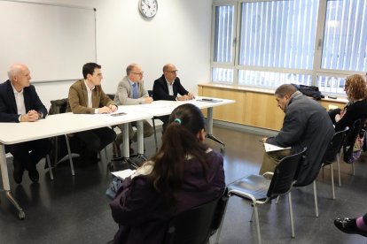 Concejales del Grupo Muncipal Socialista en el Ayuntamiento de Valladolid durante su reunión con Ampas y asociaciones vecinales. -PSOE