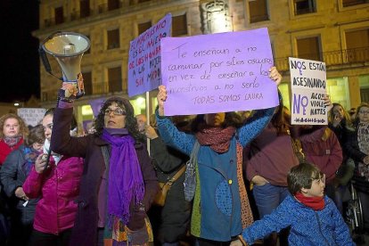 Varias mujeres exhiben carteles durante la concentración en la capital zamorana.-ICAL