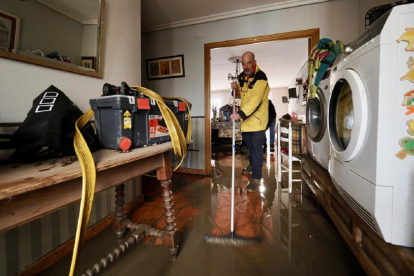 Limpieza de las casas inundadas tras la crecida del Cega. Photogenic/Miguel Ángel Santos.