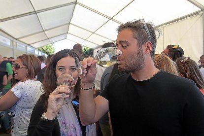 Una pareja cata un verdejo en una pasada edición de la Feria del Vino de Rueda.-JOSE C. CASTILLO