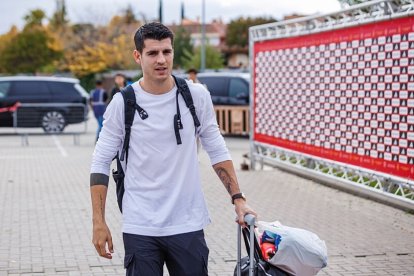 Álvaro Morata al llegar a la concentración. / RFEF