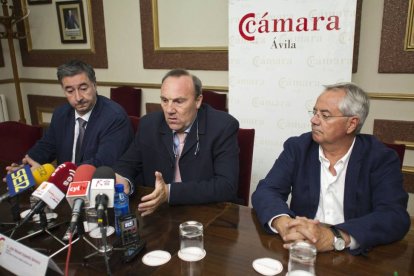 El Comité ejecutivo de la Cámara de Comercio de Ávila presenta su dimisión en el pleno. De I. a D. el vicepresidente primero de la Cámara, Carmelo Casla; el presidente de la Cámara, José Manuel Izquierdo; y el vicepresidente segundo de la Cámara, Miguel Á-Ical