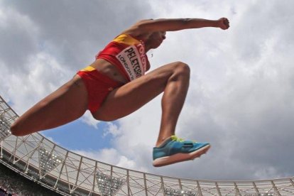 Ana Peleteiro, en un salto en Londres-EFE / LAVANDEIRA JR.