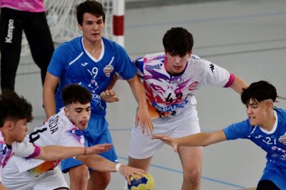 Jugadores de cantera del Recoletas en un choque anterior. / E. M.