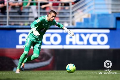 Masip realiza un saque de puerta en el duelo ante el Éibar. / LALIGA