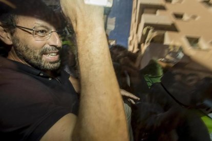 Sandro Rosell sale detenido de su domicilio el pasado 25 de mayo.-/ FERRAN NADEU