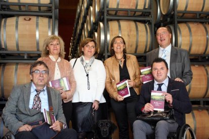 La consejera de Familia e Igualdad de Oportunidades, Milagros Marcos, junto al presidente del Grupo Matarromera, Carlos Moro, el presidente de PREDIF, Francisco Sardón y personas asistentes a la presentación-Ical
