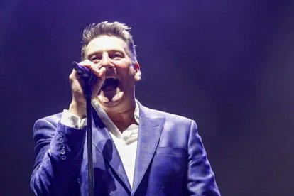 Tony Hadley durante la actuación en Valladolid. / FiestasVLL