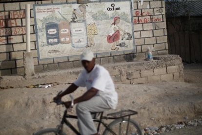 Mural de Oxfam en el campo de desplazados de Corail, en Haití.-REUTERS / ANDRÉS MARTÍNEZ CASARES