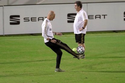 El técnico del Real Madrid, el francés Zinedine Zidane (d), este martes en un entrenamiento en Yeda.-EFE / JUANJO MARTÍN