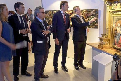 Sánchez del Barrio muestra a Gómez el sagrario recién recuperado del Simón Ruiz. Junto a él, Paniagua.-MUSEO FERIAS