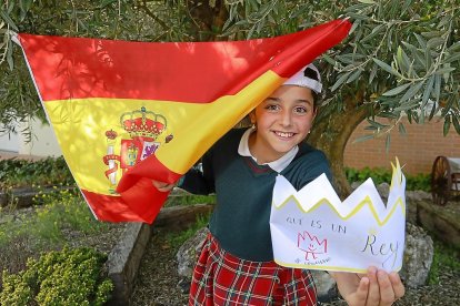 Carmen Martínez-Sagarra, ganadora de Castilla y León del 38 Concurso ‘Qué es un Rey para ti?’, con una bandera y una corona, ayer en Simancas.-J.M. LOSTAU