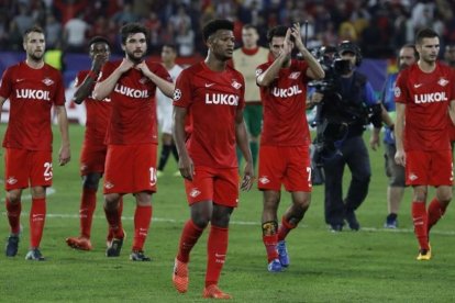 Jugadores del Spartak se despiden del Sánchez Pizjuan, sus juveniles tuvieron un lamentable comportamiento en el partido de la UEFA Youth League.-AP / MIGUEL MORENATI