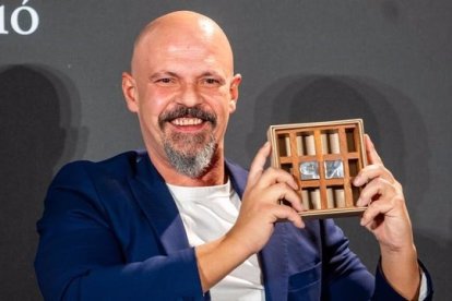 César Pérez Gellida luce el Premio Nadal.-EUROPA PRESS