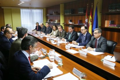 El vicepresidente y consejero de la Presidencia, José Antonio de Santiago-Juárez, preside la reunión del Consejo de Cooperación Local-ICAL