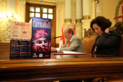 El alcalde de Valladolid, Francisco Javier León de la Riva, presenta el programa del Carnaval 2015. Junto a él, la concejala de Cultura y Turismo, Mercedes Cantalapiedra-Ical