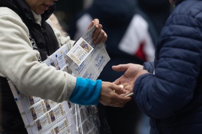 Una persona compra Lotería de Navidad en una imagen de archivo - EUROPA PRESS