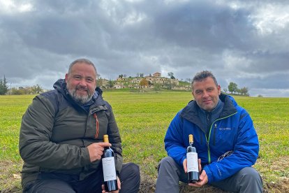 Los hermanos Camarero -Francisco, ‘Quico’, y José María-, con sus vinos, delante del Cotarro de Moradillo de Roa.