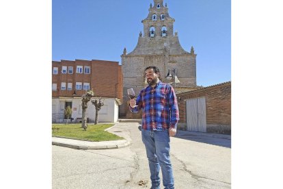 Rubén Montero, con uno de sus vinos tintos-