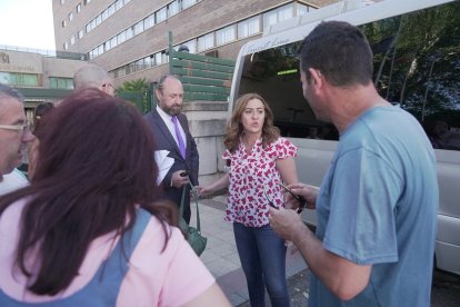 Barcones conversa con los representantes de los trabajadores de Siro antes de la salida del autobús a Madrid.- ICAL