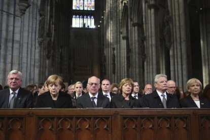 El jefe del gobierno de Hesse, Volker Bouffier; la cancillera alemana, Angela Merkel; el presidente del Bundestag, Norbert Lammert; el presidente alemán, Joachim Gauck y su pareja Daniela Schadt, y la jefa del gobierno de Renania del Norte Westfalia, Hann-Foto: EFE / OLIVER BERG