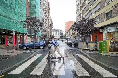 Usuario de patinete eléctrico por el centro de Valladolid. | E.M.