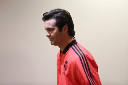 Santiago Solari, saliendo de una rueda de prensa-