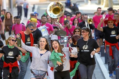 Desfile de peñas en las fiestas de La Flecha. -J.M. LOSTAU