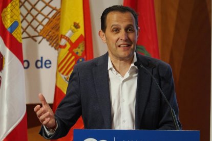 El presidente de la Diputación de Valladolid, Conrado Íscar, interviene durante el acto de presentación de candidatos para las próximas elecciones, en el auditorio del Museo de la Ciencia. -E. PRESS