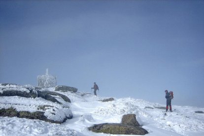 Dos montañeros llegan a la cima de la Serrota.-N.S.