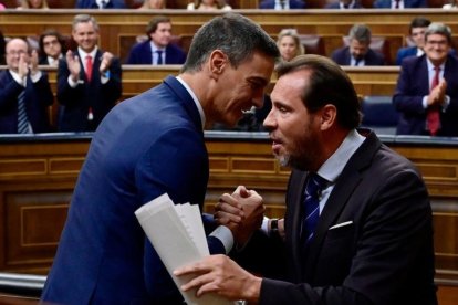 Pedro Sánchez felicita a Óscar Puente tras su réplica a Feijóo en la investidura fallida del líder del PP.-JAVIER SORIANO