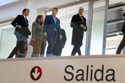 El presidente de la Junta de Castilla y León, Alfonso Fernández Mañueco, visita las obras de remodelación y modernización de la estación de autobuses de León acompañado por el consejero de Medio Ambiente, Juan Carlos Suárez Quiñones y el alcalde, José Antonio Díez.- ICAL