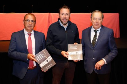 Gallardo, Óscar puente y el autor José Miguel Ortega, con el libro 'El deporte vallisoletano en la Guerra Civil'. / J. M. LOSTAU