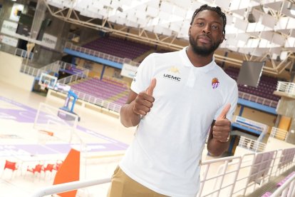 Lotanna Nwogbo, en su presentación como jugador del UEMC Real Valladolid Baloncesto,. / J. M. LOTAU