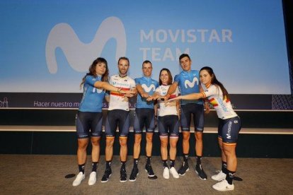 De izquierda a derecha, Sheila Gutiérrez, Alejandro Valverde, Enric Mas, Jelena Eric, Marc Soler y Lourdes Oyarbide, en Madrid.-MOVISTAR TEAM