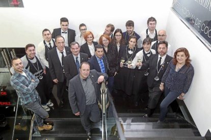 Foto de familia de los alumnos de la novena promoción con parte de los jurados y la viceconsejera de Pascual-J.M.Lostau