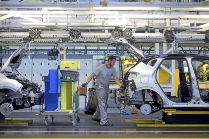 Un trabajador en la fábrica de Renault en Valladolid, en una imagen de archivo.-ICAL