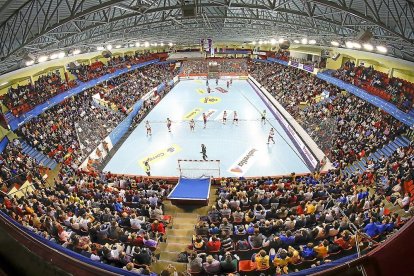 Vista panorámica del pabellón Huerta del ey ayer en el España-Noruega de la EHFEuro Cup.-J. M. LOSTAU