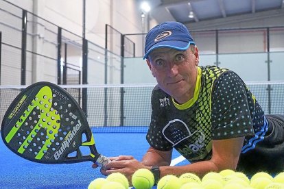 José Tomé (arriba en sus orígenes en el tenis) posa con su pala, rodeado de pelotas en las instalaciones de PadelArena.-MIGUELÁNGELSANTOS