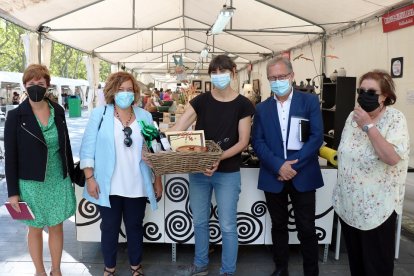 Carla Dias, de Fermentelos (Portugal), recibe el premio al mejor stand de la Feria de la Cerámica y Alfarería. ICAL