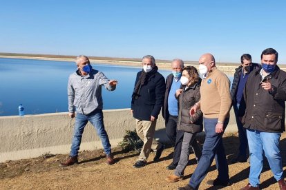 Jesús Julio Carnero visita la balsa del sector IV del Trasvase Esla-Carrión.- ICAL