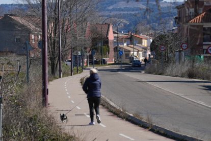 Carril bici de entrada al barrio La Overuela.- J.M. LOSTAU