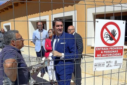 Juan Carlos Suárez-Quiñones en la visita al Área de Renovación Urbana de La Pedraja de Portillo.-ICAL