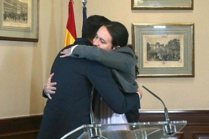Pedro Sánchez y Pablo Iglesias se abrazan tras la firma de su preacuerdo de coalición, el pasado 12 de noviembre.-DAVID CASTRO