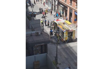 Bomberos en el centro de Valladolid.- E.M.