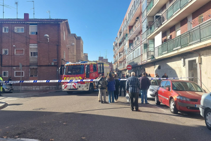 Los Bomberos de Valladolid trabajan en un incendio registrado este sábado en la calle Cisne - EUROPA PRESS